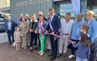 Découpe du ruban devant la salle polyvalente d’Evellys, entourée des élus et des habitants
