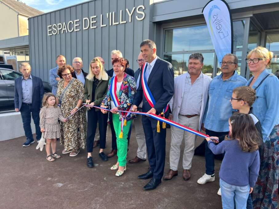 Découpe du ruban devant la salle polyvalente d’Evellys, entourée des élus et des habitants
